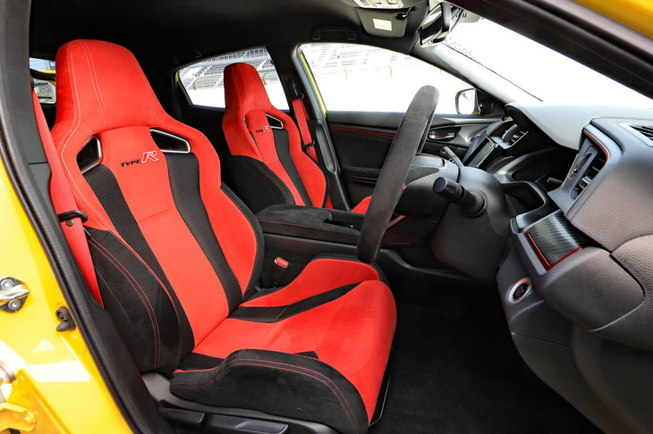 標準仕様の「タイプR」と同様に、バケットタイプの「タイプRシート」を前席に装備する。