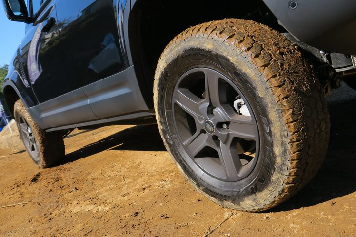 「ディフェンダー」のオールテレインタイヤにまとわりつく泥。ランドローバーのクルマなら、こういう姿も絵になる。