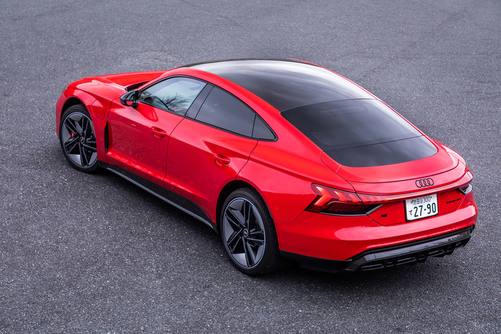 「RS e-tron GT」のボディーサイズは全長×全幅×全高＝4990×1965×1395mm、ホイールベースは2900mm。エントリーモデルという位置づけの「e-tron GTクワトロ」よりも、全高が20mm低い設定になっている。