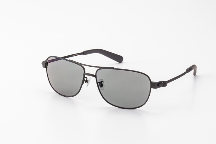 Drive（運転する）、Enrich（価値を高める）、Enjoy（楽しむ）、Comfort（心地よくする）の頭文字をブランド名とするDEEC。まさにドライブに出掛けたくなるサングラスだ。
	DEEC／Adelaide（ディーク／アデレード）
	4万8600円（税込）　問い合わせ：DEEC　TEL：0778-52-6868　http://www.deec.jp