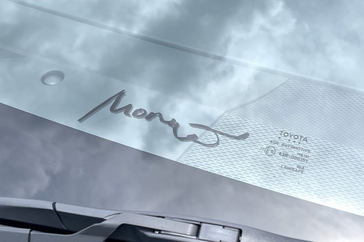 「GRカローラRZ“モリゾウエディション”」はメーカー純正のチューニングカーともいうべき存在だ。ウインドシールドガラスには「Morizo」のサインが入る。