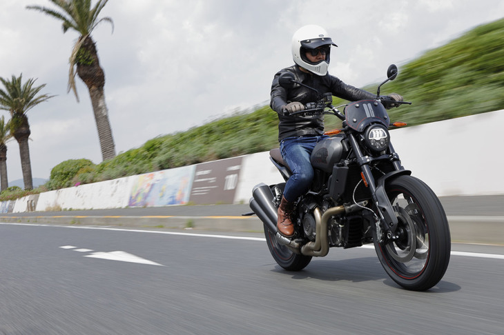 サスペンションの仕様は「FTR 1200」と共通。フロントの倒立フォークは150mmのトラベル量を持つ。