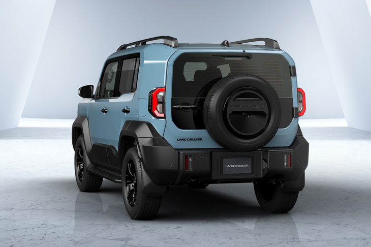 サイコロをモチーフにデザインしたという「ランクル“FJ”」の個性が最も強く感じられるリアビュー。2026年の年央には正式に発売され、路上でも目にするようになるものとみられる。