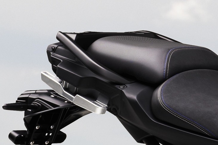 サイドケース用のステーはダンパー内蔵。ヤマハ独自の制振技術でサイドケースの振動を減衰する。