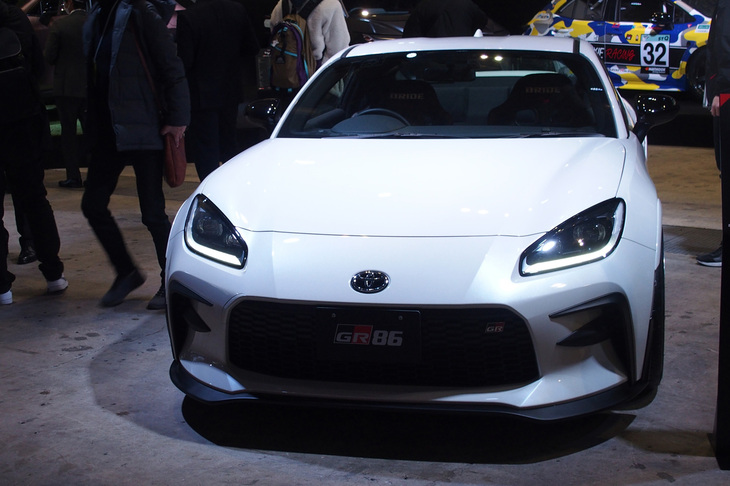 ニュルブルクリンク24時間レースなどで活躍の、レーシングドライバー佐々木雅弘選手がプロデュースしたカスタマイズパーツを組み込んだ「GR86」。