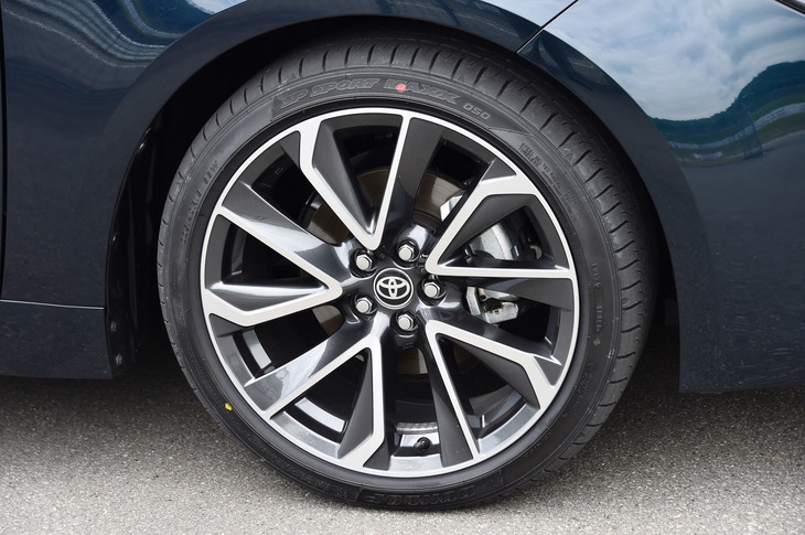 「カローラハッチバック」（仮称）の18インチアルミホイール。タイヤはダンロップの「SP SPORT MAXX 050」。