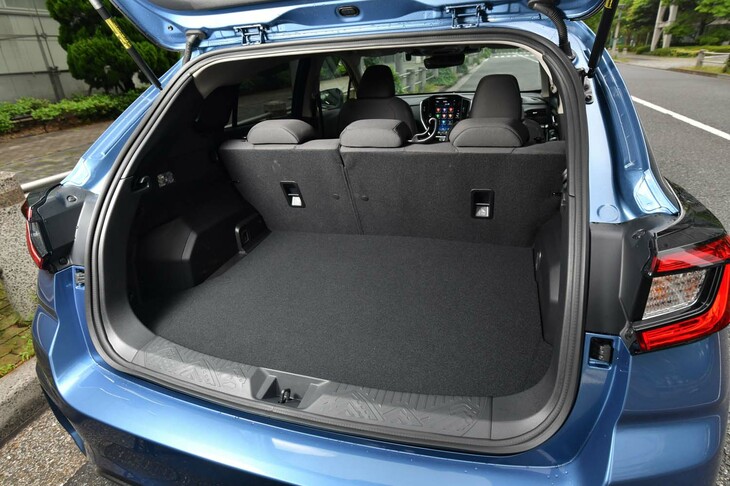 荷室の容量は315リッター。「ST-H」にはLEDカーゴランプが備わっている。