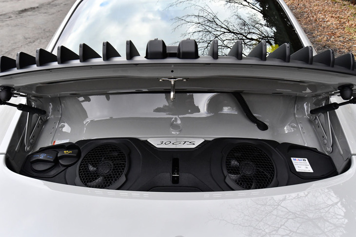 3リッター水平対向6気筒ツインターボエンジンをリアに搭載。最高出力480PS/6500rpm、最大トルク570N・m/2300-5000rpmを発生する。標準モデルと位置づけられる「911カレラ」よりも出力が95PS、トルクが120N・mアップしている。