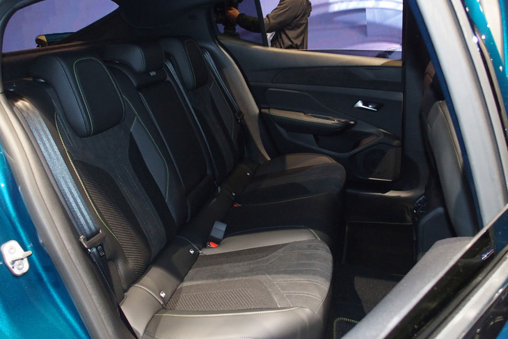 プジョー408 GTハイブリッド（リアシート）