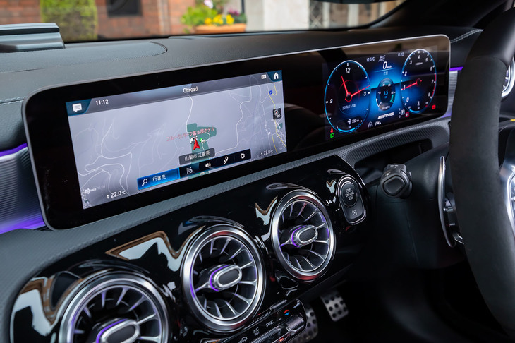10.25インチの液晶ディスプレイが2枚並べて配置される「A35 4MATIC」のメーターパネル。ステアリングスイッチの切り替えによって、AMG専用となるメーターデザインも表示可能だ。