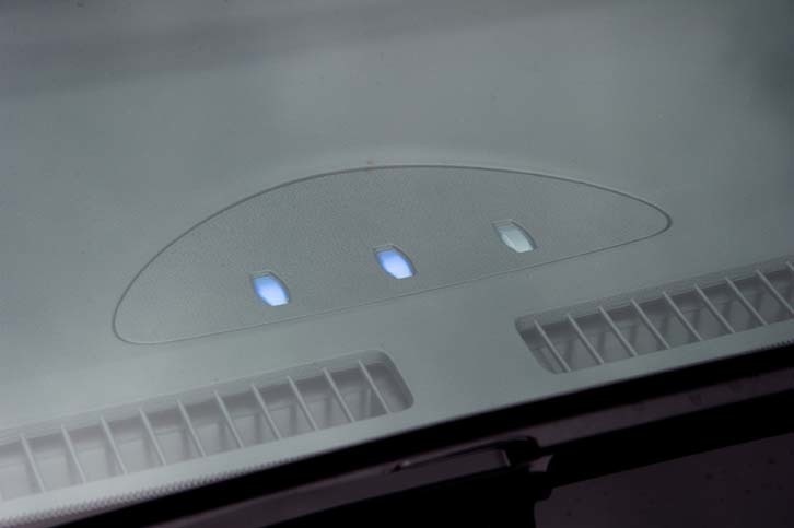 従来型と同様、ダッシュボードの上には充電の途中経過を示すランプが設置される。左からバッテリー残量33％、66％、100％を示している。