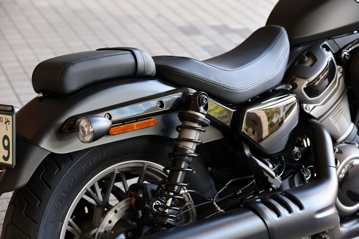 ライダーズシートのシート高は715mm。「ナイトスター スペシャル」では、パッセンジャー用のシートとフットペグも標準装備される。