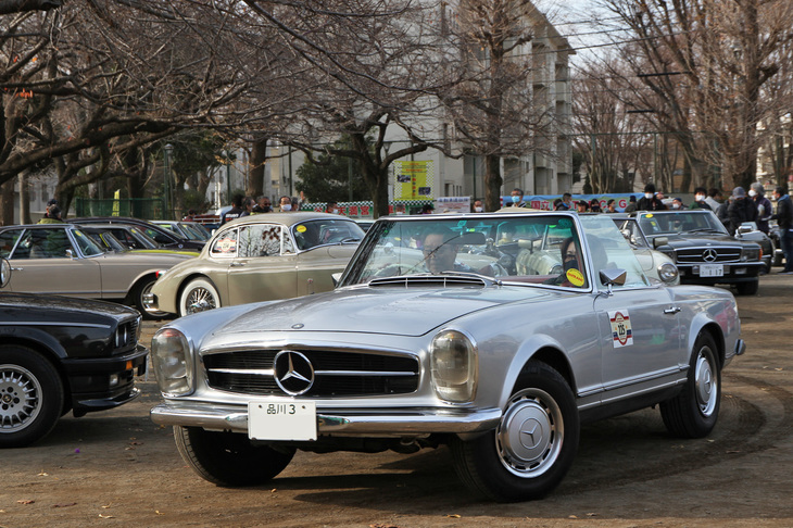閉会式終了後、三々五々に会場を後にする参加車両。「品川3」のシングルナンバーを付けた1968年「メルセデス・ベンツ280SL」は、フルオリジナルのワンオーナー車。