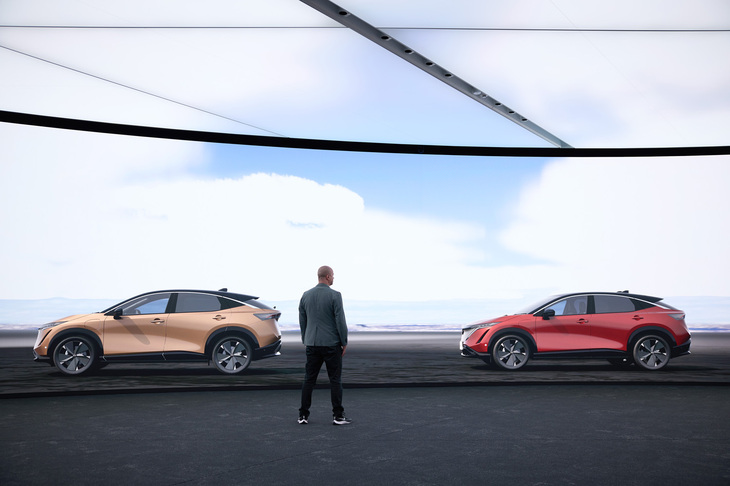 複数のデジタルモデルを実物大で24K LEDスクリーン上に並べ、デザインやカラーの微妙な違いを高精度で再現し比較・検討できる。