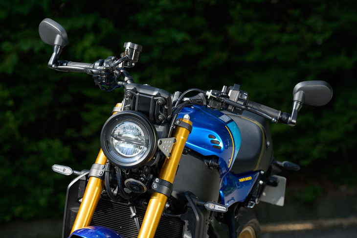 左右に低く突き出したバーハンドルとバーエンドミラー、バンク時の配光も考慮した新設計のヘッドランプが特徴的なフロントまわり。ライダーが体を伏せやすいよう、燃料タンクの上面はフラットな形状となっている。