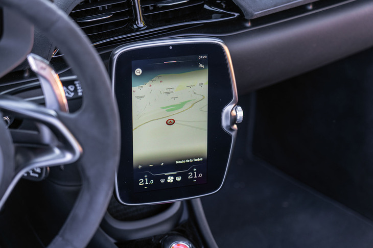 インフォテインメントシステムが「Apple CarPlay」などのスマートフォン連携にネイティブ対応したのもトピック。オプションながらスマートフォンのワイヤレス充電器も装着できる。