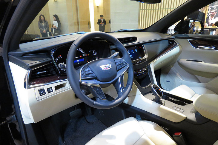 キャデラックXT5クロスオーバー（インストゥルメントパネルまわり）