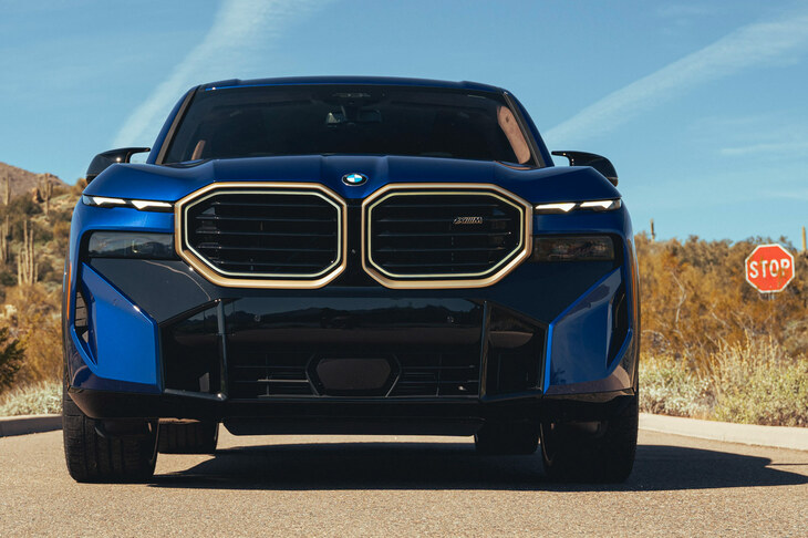 次世代のBMWデザインといえば、近年過激化の一途をたどっていた巨大キドニーグリルの行方も気になるところだ。写真は「XM」。