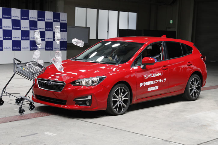 ボディーにえぐれたような傷がつくほどのスピードでショッピングカートと衝突しても、歩行者エアバッグは作動しなかった。