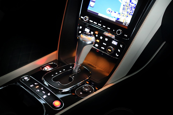 センターコンソールに備わるレバー式のシフトセレクター。トランスミッションにはトルコン式8段ATが採用されている。