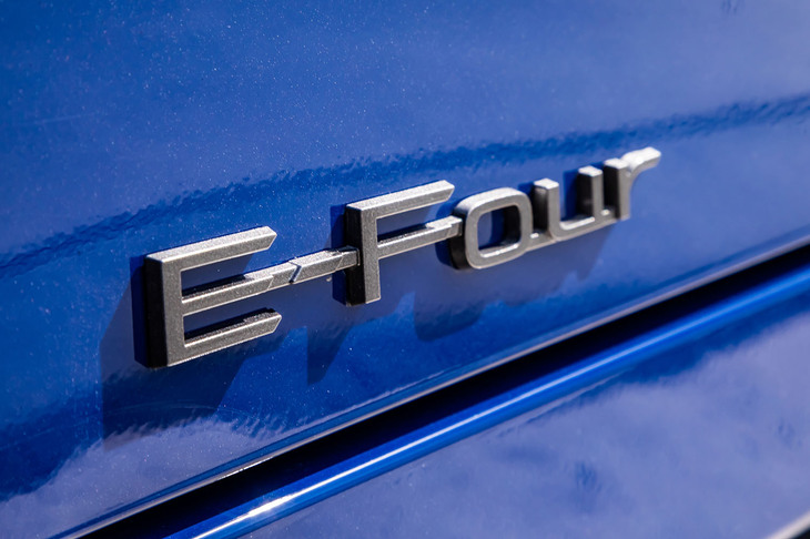 4WD車に搭載されるリアモーターは、従来の7.2PSから41PSへと大幅にパワーアップした。雪道などでの登坂性能に加え、旋回性能も向上しているという。4WDであることを示す立体的な「E-Four」のエンブレムが、フロント左ドアにのみ備わる。