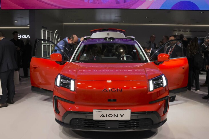 GAC（広州汽車）のブースで。同社は環境対策車専門ブランド、アイオンの世界戦略EV「V（ブイ）」で欧州に挑む。フルチャージで520km、15分の急速充電で255kmの走行が可能とされている。