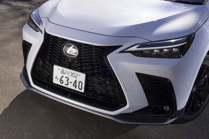 次世代のスピンドル表現に挑戦したというフロントマスク。グリル面を垂直化して塊感を強調するとともに冷却性能も強化している。