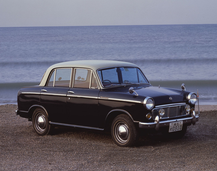 これも佐藤氏の代表作である初代「ダットサン・ブルーバード」（310）。太田さんが日産に入社し、佐藤氏が率いていた設計部造形課に配属された4カ月後の1959年8月に発売された。