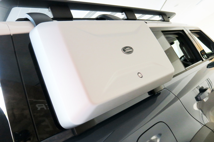 ランドローバー・ディフェンダー110 SE エクスプローラーパック装着車（エクステリアサイドマウントギアキャリア）