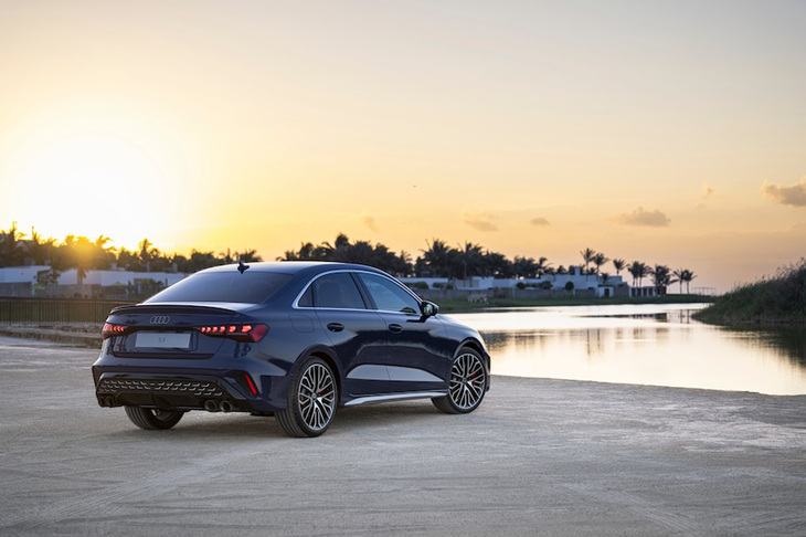 リアから見ると、2分割のディフューザーとリアコンビランプがリニューアルされていることに気づく。「S3」では「セダン」も「スポーツバック」も荷室容量が325リッターとなる。