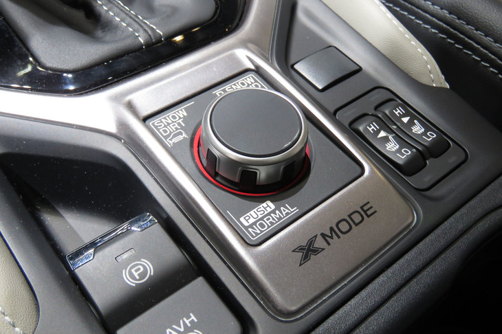 悪路走破性を高める「X-MODE」のモードセレクター。