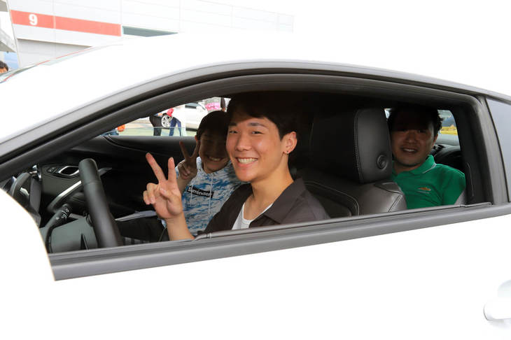 試乗した参加者の中には、写真のような若者の姿も。余談だが、ゼネラルモーターズ・ジャパンの関係者いわく、「カマロ」の販売台数は「V8と2リッターターボで半々。しかも2リッター車では20代のオーナーの比率が高い」とのこと。2リッターのカマロは、GMに新しいオーナー層をもたらす救世主となるかもしれない。