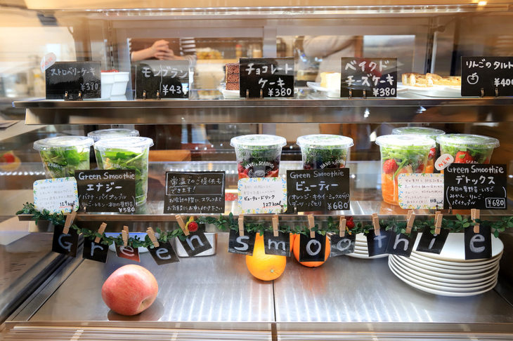 フィットネススタジオやボルダリング用のクライミングウオールなどが併設される「SEA DAYS」は、カフェのメニューも健康志向。ケーキやパスタはもちろん、グリーンスムージーやアサイーなどもいただける。