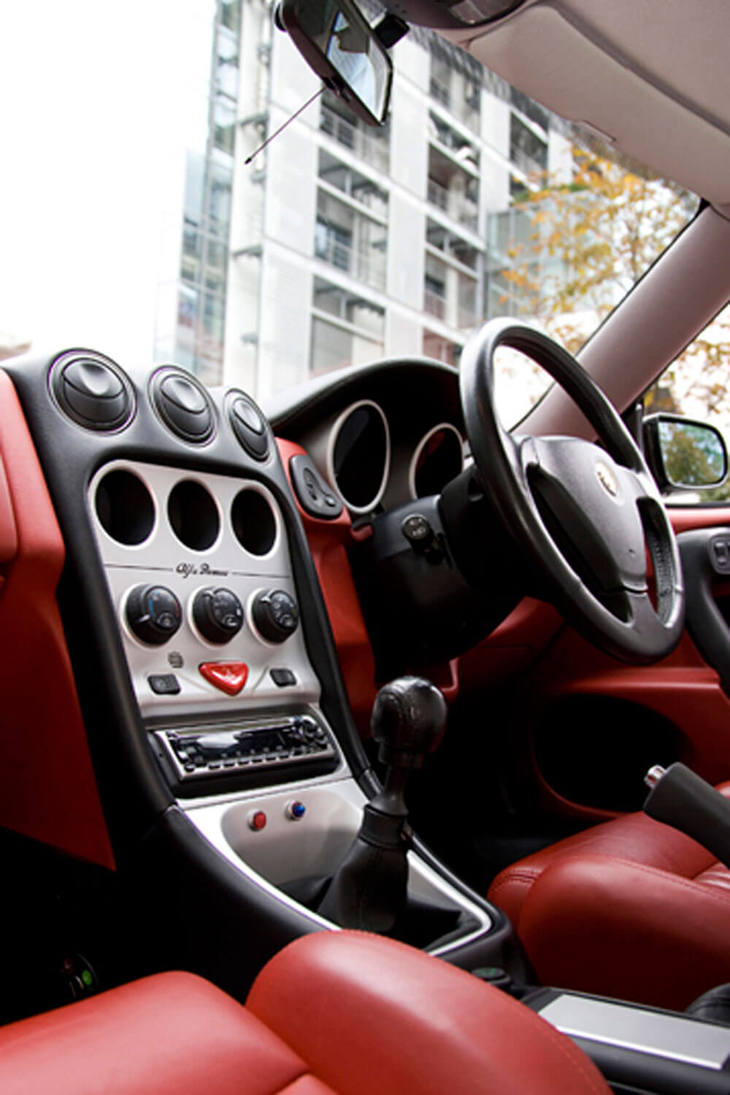 「アルファGTV」のインテリア。