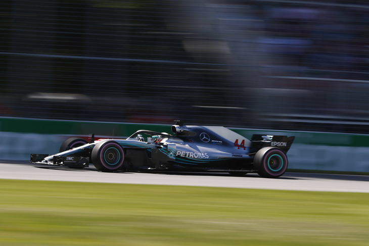 カナダで過去6勝と、ミハエル・シューマッハーの持つ記録にあとひとつに迫っていたメルセデスのハミルトン（写真）は、予選でチームメイトのバルテリ・ボッタスにも先を越され4位と振るわず。レースでは、7戦目のパワーユニットにパワーダウンが発生し思うようなレースができなかった。終盤リカルドを1秒以下に追い詰めるも抜けず5位。チャンピオンシップでもベッテルに1点先行を許したが、「もっとポイントを失っていたかもしれないんだから、完走できただけとてもうれしい」とポジティブにレースを振り返っていた。（Photo=Mercedes）