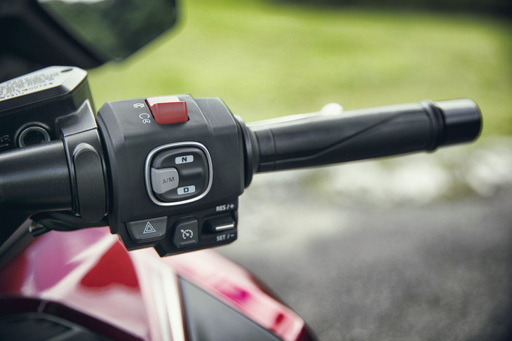 トランスミッションはコンベンショナルな6段MTと、7段デュアルクラッチ式ATの2種類。後者では、右側のハンドルに備わるシフトセレクターで「D」を選ぶだけで、あとはバイクが自動で変速してくれる。