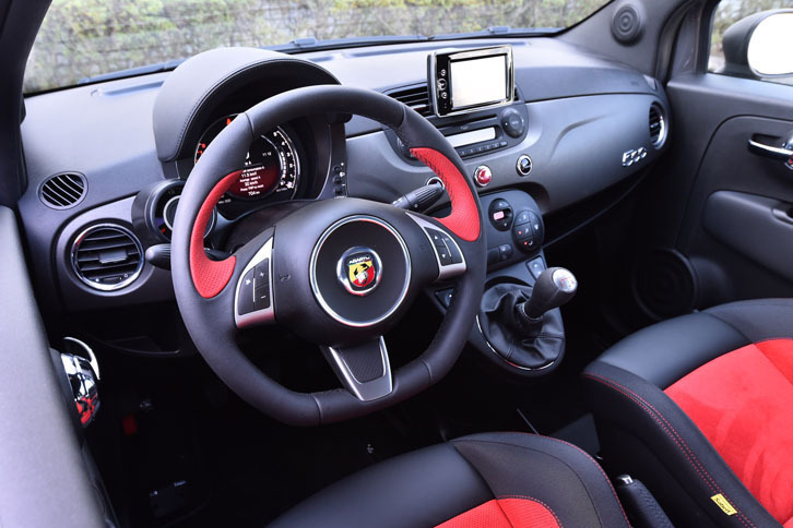 試乗車は5段MTの左ハンドル仕様。車両価格は353万1600円。オプションのナビゲーションシステムが装着されている。