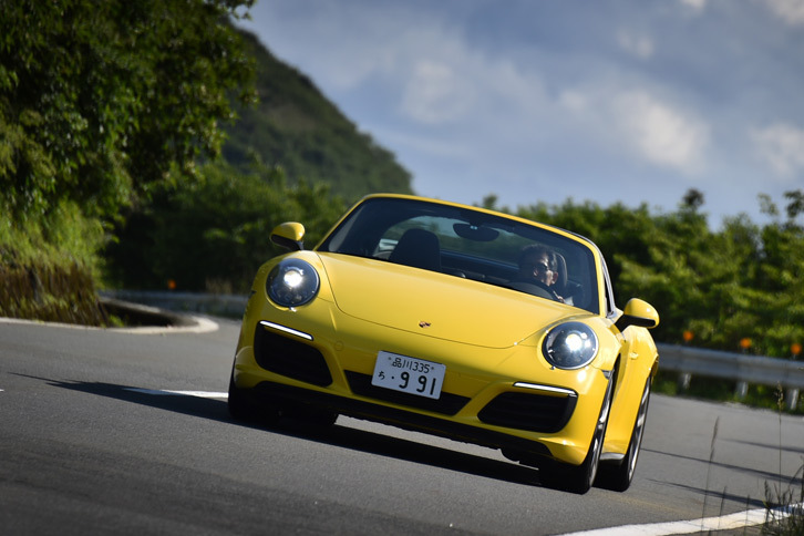 箱根のワインディングロードを行く「タルガ4S」。動力性能は0-100km/h加速が4.0秒（「スポーツプラス」モード作動時）、最高速が301km/hと公表されている。