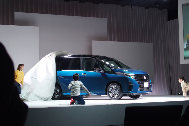 新型「セレナ」のプレゼンテーションは、ミュージカル形式で実施された。写真はファミリー役のキャストがアンベールを行った瞬間。