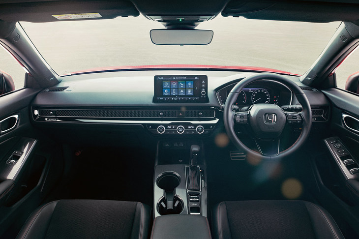 充実した装備も新型「シビック」の特徴。最新の予防安全・運転支援システムや、ナビ機能付きのインフォテインメントシステムなどが標準装備される。