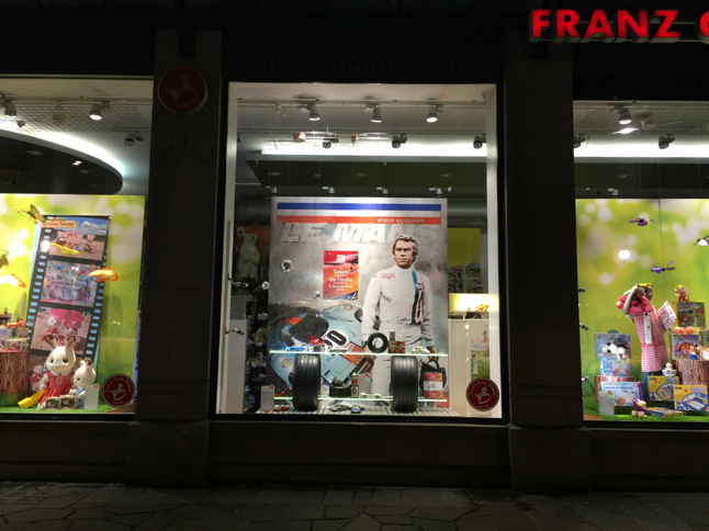 ジュネーブショー期間中、商店街では毎年クルマにちなんだ飾り付けがみられるようになる。今年、マルシェ通りの有名な玩具店「フランツ・カール・ウェバー」は、1971年の映画『栄光のル・マン』をフィーチャーした。左右両隣のウィンドウとのギャップが少々気になるが。