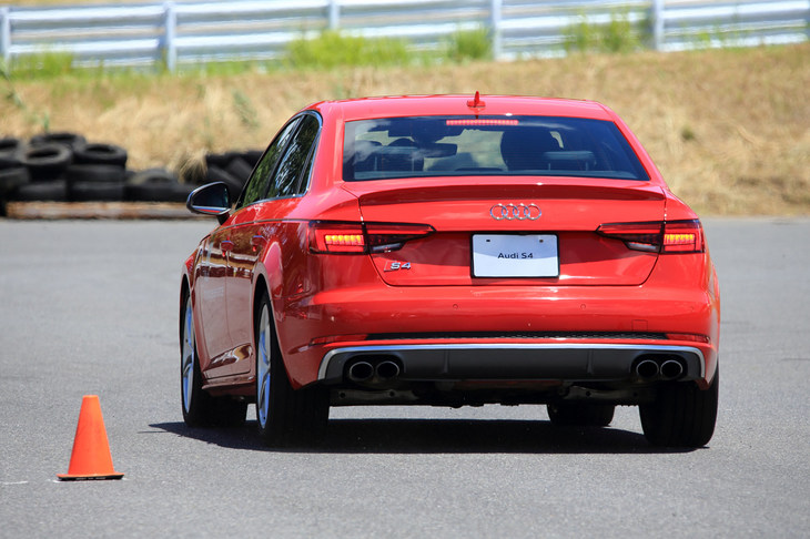 ABSが作動し急停止すると自動でハザードランプが点滅し、後続車に危険を知らせる。