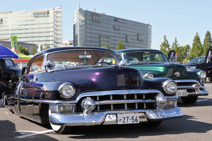 1953年「キャデラック62」のカスタム。隣は同じく1953年のオールズモビル。