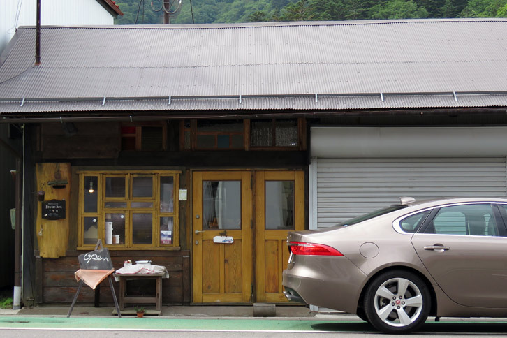 朝食を買いにうかがったパン屋さんの「Feu de Bois（フゥ・ド・ボワ）」。地元では有名なお店のようで、当日は青ナンバーのミニバンに乗った外人さんも訪れていました。