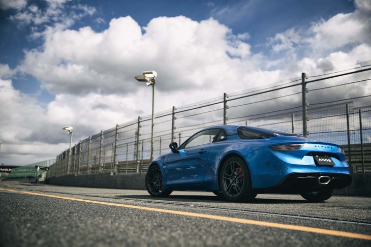 「アルピーヌA110S」のボディーカラーは写真の「ブルー アルピーヌM」（青）のほか、「ブラン イリゼM」（白）、「グリ トネール マット」（つや消しグレー）が選べる。