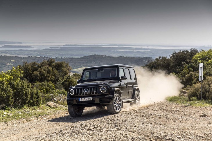 高強度鋼板を多用して剛性を高めるとともに、ボンネットやドアにはアルミニウムを使って軽量化を実現した。