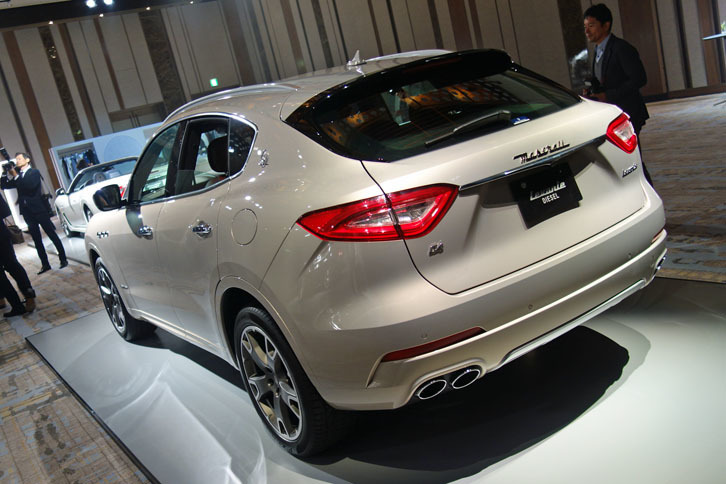 「レヴァンテ」の2018年モデルでは、「ギブリ」と同様、「グランルッソ」と「グランスポーツ」の2種のトリムラインが設定されたほか、V6ガソリンエンジンの出力が強化された。さらに、「レヴァンテS」には右ハンドル仕様が追加されている。写真は「レヴァンテ ディーゼル グランルッソ」。