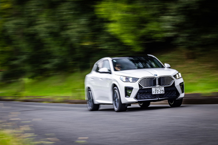 回生ブレーキは、緩やかに回生ブレーキが利く「低」と強めの「強」、その中間の「中」に加えて、先行車両との距離などに応じて自動的に回生ブレーキの強さを変えてくれる「アダプティブエネルギー回生」の4種類から選択できる。