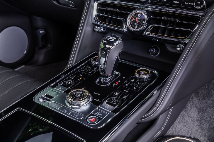 左右対称にデザインされたシフトセレクターパネル。トランスミッションは、先代のトルコン式8段ATからデュアルクラッチ式の8段DCTに変更されている。