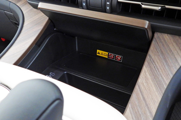 レクサスLM500h“バージョンL”（コンソールボックス）